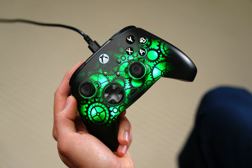 Turtle Beach Afterglow Ignite Time Machine – Xbox/PC – Controller med grønt lys i hånden
