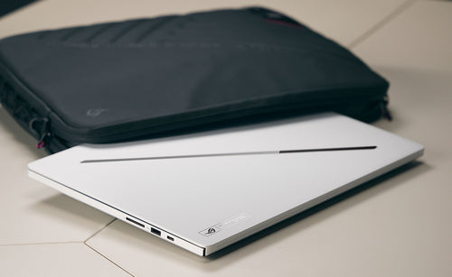 ASUS ROG Zephyrus G16 GU606AR-TB053W – illustreret i brug (vinkel 2); tastaturlayout illustrativt
