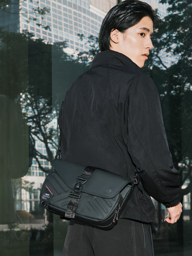 ASUS BC3004 ROG SLASH SLING BAG 4.0 – illustreret i brug