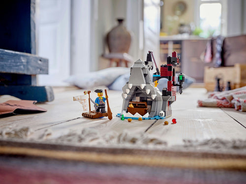 LEGO Creator 40597 – Uhyggelig piratø – piratøen udstillet på et bord