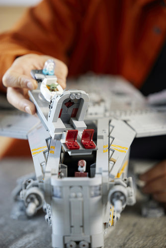 LEGO Star Wars 75331 – The Razor Crest – cockpit og detaljer undersøges