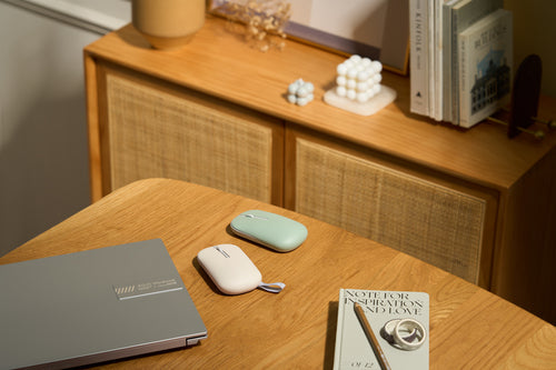 ASUS Marshmallow Mouse MD100 – illustreret i brug (vinkel 2)