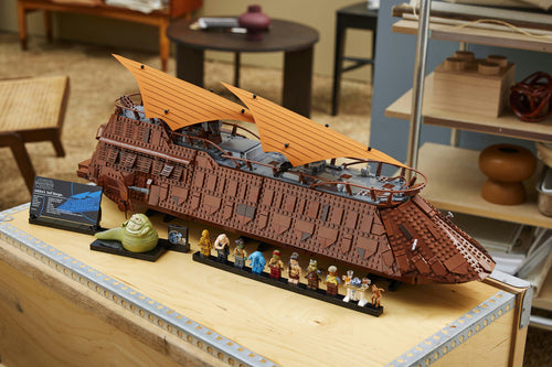 LEGO Star Wars 75397 – Jabbas sejlpram – sejlpram udstillet på et bord set skråt