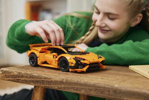LEGO Technic 42196 – Lamborghini Huracán Tecnica – Orange – bilens detaljer undersøges