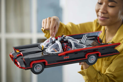 LEGO DC 76328 – Batman: Batmobil fra 1960'ernes tv-serie – person holder den færdige Batmobil