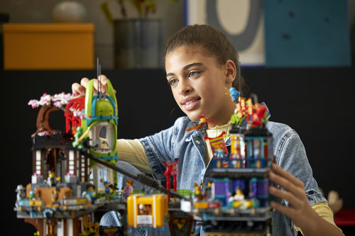 LEGO NINJAGO 71799 – NINJAGO Citys markeder – bygger ved den færdige markedsmodel