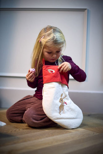 Filibabba Wonderful Winter julestrømpe – Broderede vintermotiver – strømpen vist i brug; øvrige rekvisitter medfølger ikke