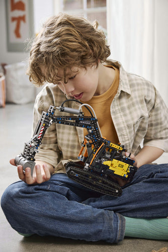 LEGO Technic 42175 Volvo FMX og EC230 – gravemaskine i brug