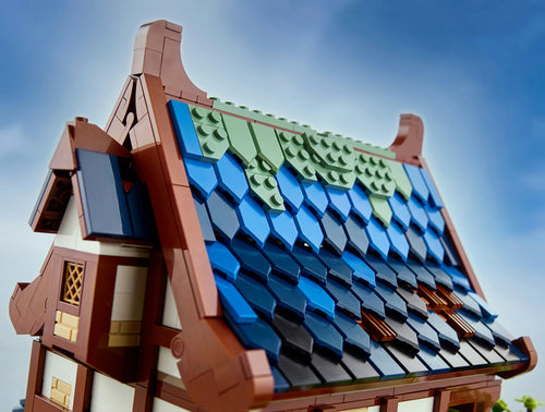 LEGO Ideas 21325 – Middelaldersmedje – nærbillede af det blå og grønne tag