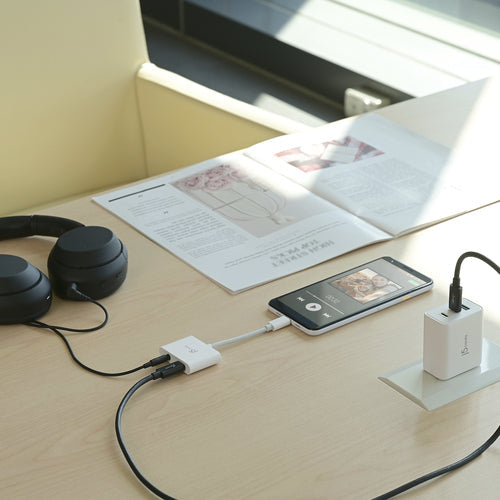 j5create JCA122-N – USB-C til 3,5 mm lyd med PD – Lydtilslutning ved skrivebord som eksempel