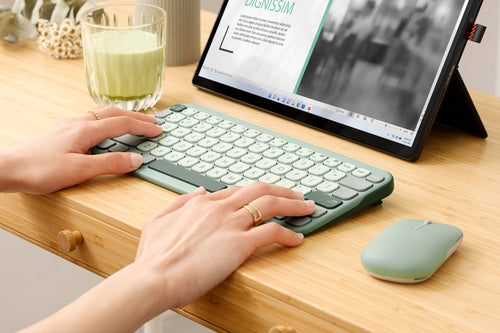 ASUS Marshmallow KW100 Bluetooth-tastatur – illustreret i brug (vinkel 2)