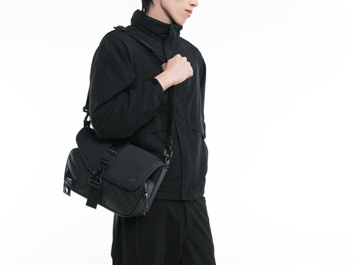ASUS BC3004 ROG SLASH SLING BAG 4.0 – illustreret i brug (vinkel 3)