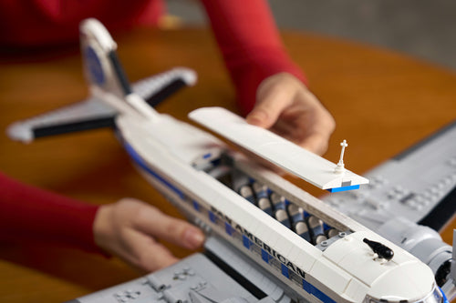 LEGO Icons 11378 – flyets tagsektion løftes af for at vise passagerkabinen