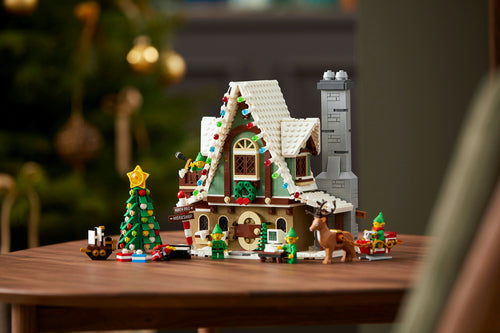 LEGO Icons 10275 – Nisse-klubhus – klubhuset udstillet på et træbord