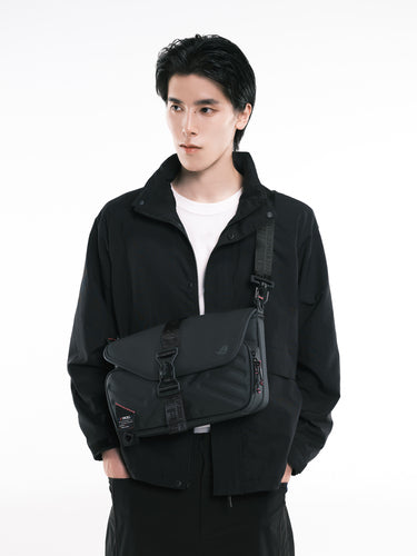 ASUS BC3004 ROG SLASH SLING BAG 4.0 – illustreret i brug (vinkel 2)
