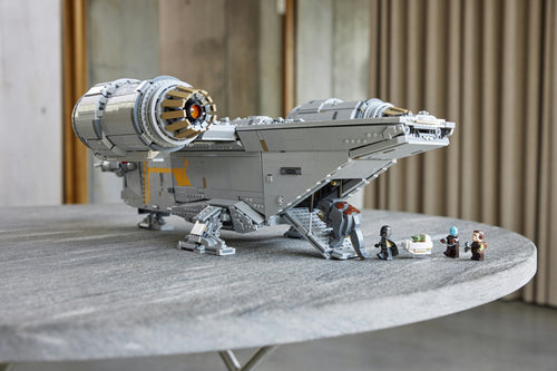 LEGO Star Wars 75331 – The Razor Crest – bygget rumskib ved et vindue