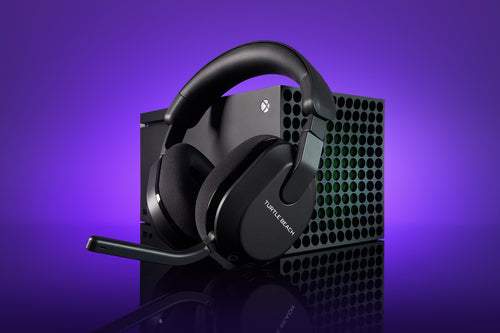 Turtle Beach Stealth 600 Gen 3 – Xbox – Trådløst headset – Sort – headset ved Xbox-controller; producentillustration