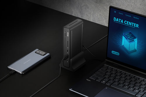 ASUS Triple Display USB-C Dock DC300 – illustreret i brug (vinkel 2)