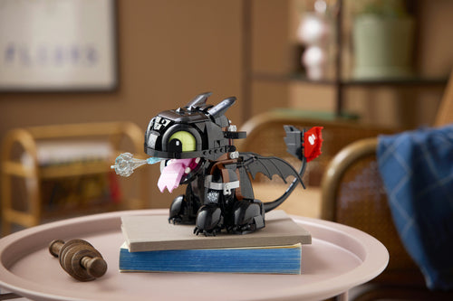 LEGO Icons 10375 – Sådan træner du din drage: Tandløs – Tandløs udstillet på en lille stand