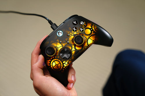 Turtle Beach Afterglow Ignite Time Machine – Xbox/PC – Controller med gult lys i hånden