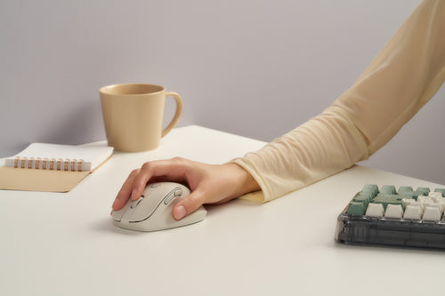 ASUS MD105 MOUSE/MK-WH – illustreret i brug (vinkel 2)