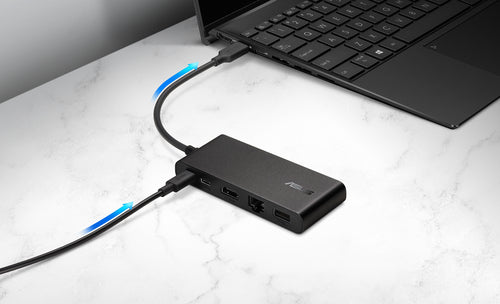 ASUS Dual 4K USB-C Dock DC201 – illustreret i brug (vinkel 3)