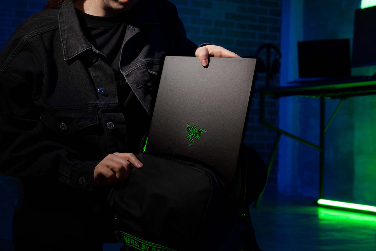 Razer Blade 15 15.6 I7-13800H 16GB 1TB NVIDIA GeForce RTX 4070 / Intel Iris Xe Graphics Windows 11 Home Razer USA