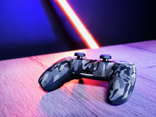 Trust GXT 748 – silikonecover til DualSense i camouflage – produkt i brug, øvrigt udstyr er illustration