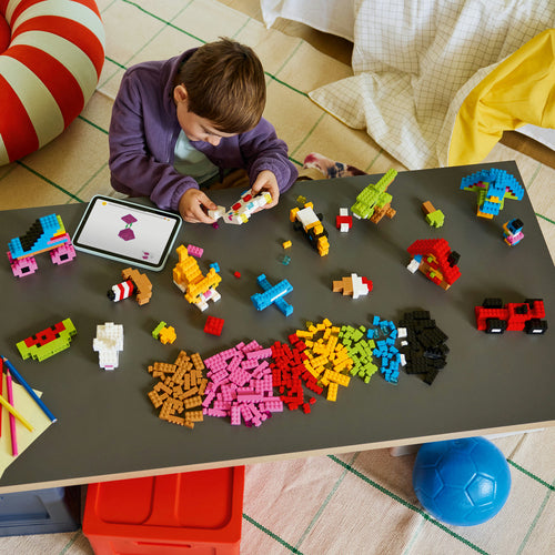 LEGO Classic 11045 – barn bygger ved bordet med farvesorterede klodser og LEGO Builder