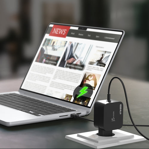 j5create 67 W GaN USB-C-oplader – 3 DC-adapterstik – EU – Opladning af laptop som eksempel