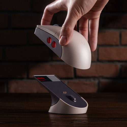 8BitDo Retro R8 N Edition – gamingmus med ladestation – Mus løftes fra ladestation