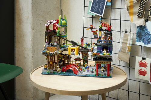 LEGO NINJAGO 71799 – NINJAGO Citys markeder – markedsmodellen udstillet på et rundt bord