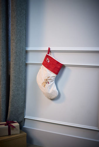 Filibabba Wonderful Winter julestrømpe – Broderede vintermotiver – strømpen vist i brug; øvrige rekvisitter medfølger ikke