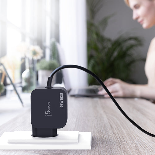 j5create 67 W GaN USB-C-oplader – 3 DC-adapterstik – EU – Oplader i stikkontakt som eksempel