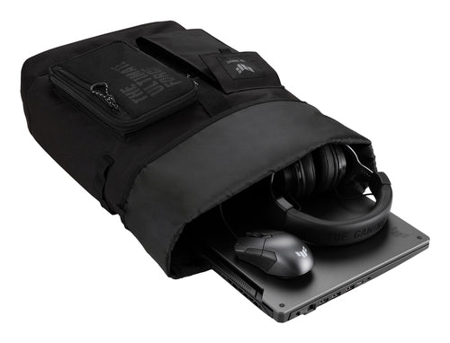 ASUS TUF Gaming VP4700 sort rygsæk liggende med computer, mus og headset som illustration; udstyret medfølger ikke