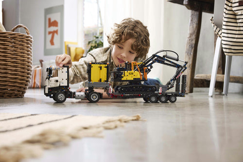 LEGO Technic 42175 Volvo FMX og EC230 – byggeprojekt på bord