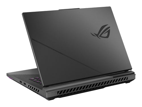 ASUS ROG Strix G16 G614FP-S5062W – set skråt forfra (vinkel 3); tastaturlayout illustrativt
