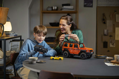 LEGO Technic 42177 Mercedes-Benz G 500 – byggeprojekt ved bordet