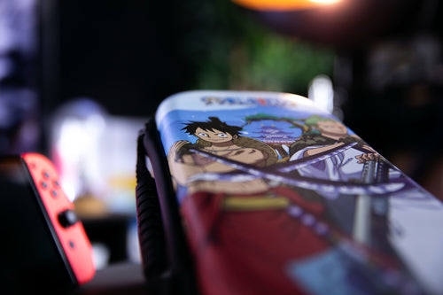 Konix One Piece Wano – etui til Nintendo Switch – produkt i brug, øvrigt udstyr er illustration