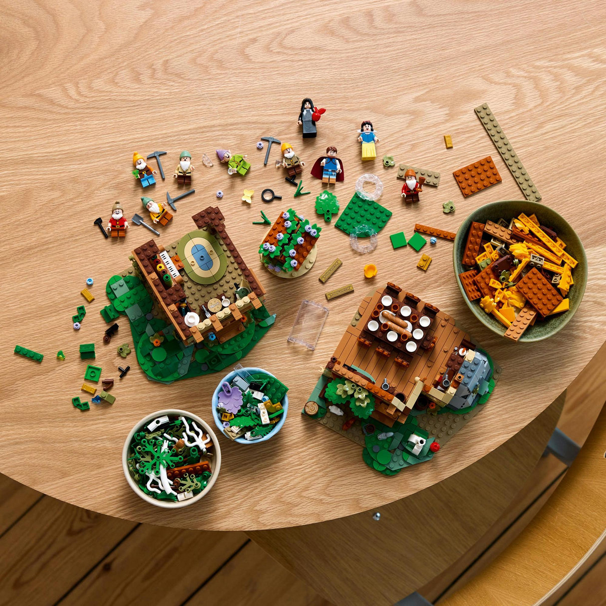 LEGO Disney - Snow White and the Seven Dwarfs Cottage (43242.) LEGO