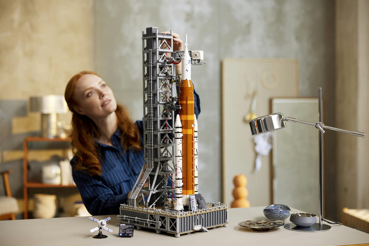 LEGO 10341 Icons NASA Artemis Launch Pad LEGO