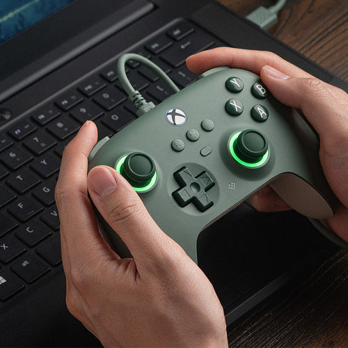 8BitDo Ultimate C Wired – Xbox/PC-controller, mørkegrøn – Controller i brug ved computer