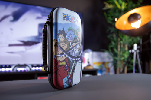Konix One Piece Wano – etui til Nintendo Switch – produkt i brug, øvrigt udstyr er illustration