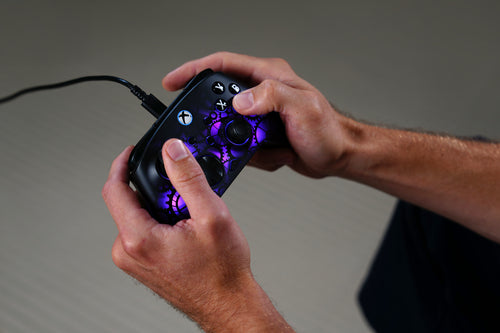 Turtle Beach Afterglow Ignite Time Machine – Xbox/PC – Controller i hænder