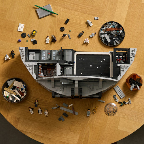 LEGO Star Wars 75419 – Dødsstjernen – byggeprocessen med dele på et rundt bord