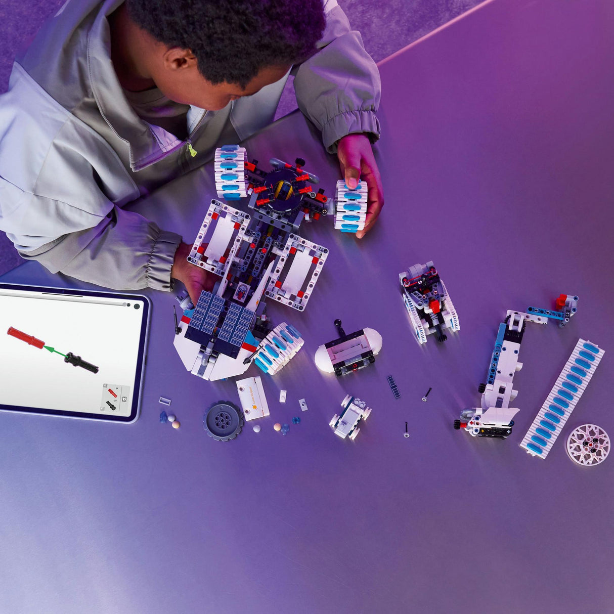 LEGO - Technic - Lunar Outpost™ Moon Rover Space Vehicle (42211) LEGO