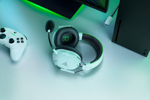 Razer BlackShark V3 Pro – Xbox – Trådløst headset – Hvid – headset og controller på bord; producentillustration