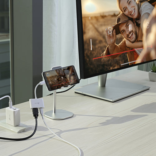 j5create JCA152-N – USB-C til HDMI med PD-opladning – Telefon ved TV som eksempel