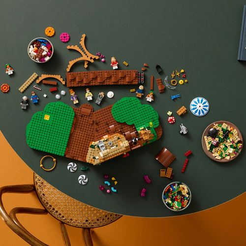 LEGO Ideas 21360 – Willy Wonka og chokoladefabrikken – klodser og delvist bygget fabrik set ovenfra