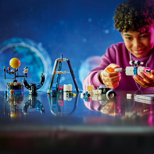LEGO Creator 31378 – barn bygger med klodserne ved et bord